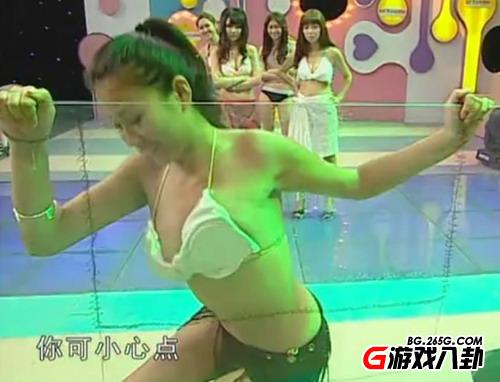 国产节目节操落满地！女模现场表演爆乳俏臀擦玻璃