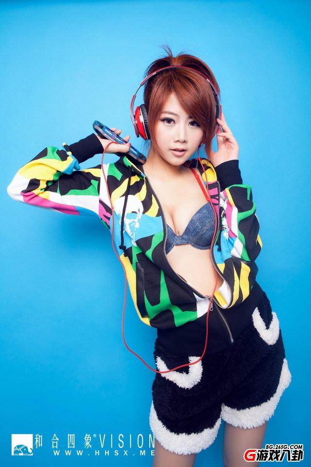 哪个致命诱惑？夏小薇性感爆乳代言掌机 