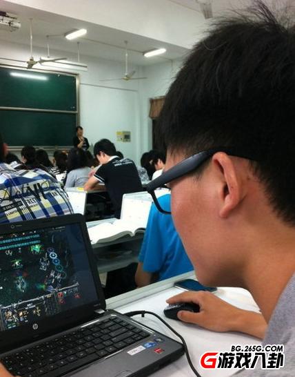 又到了疯狂的季节 玩家穿学士服玩DOTA