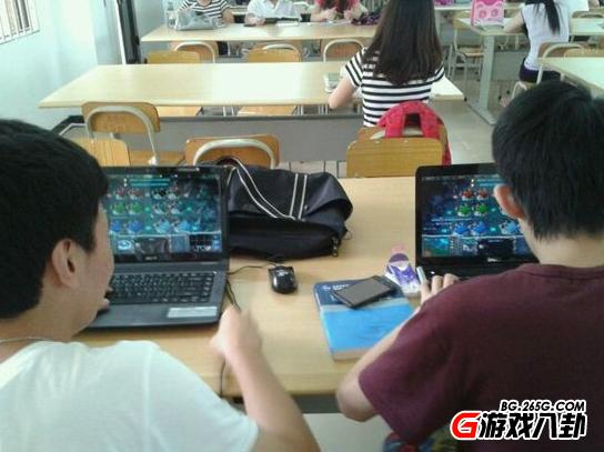 又到了疯狂的季节 玩家穿学士服玩DOTA