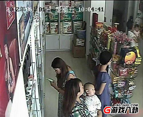 小心弄脏了内裤 女贼超市偷物品藏内裤 