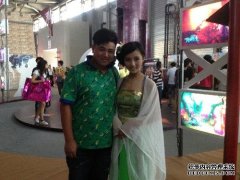 2012CJ展览会 MC农民与Showgirl的热情互动照